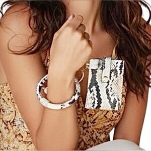 Tell Your Tale Wristlet Wrist Bracelet Keychain Key Ring Bangle Wallet Purse NWT
